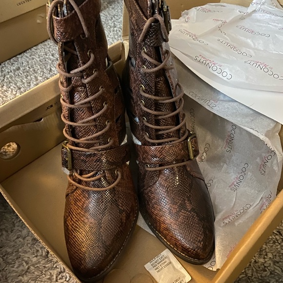 NEW IN BOX - Coconuts by Matisse snakeskin boots - size 10 - Picture 6 of 7